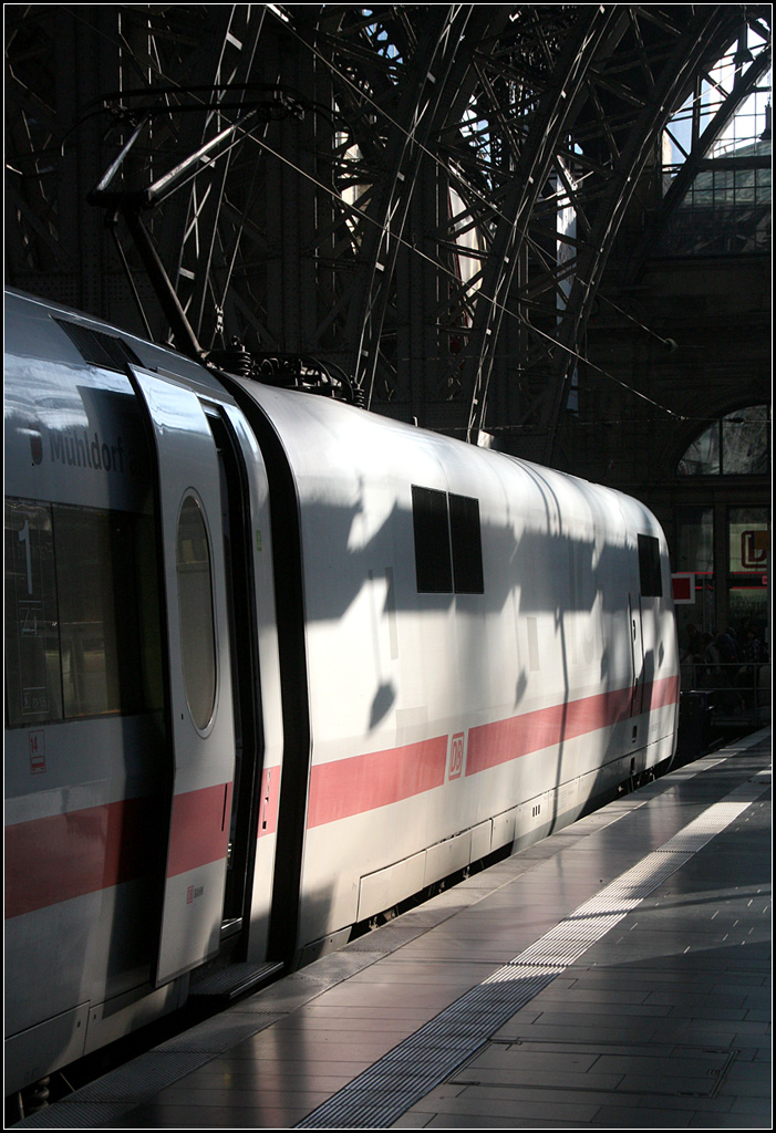 . Licht- und Schattenspiele -

Dieser ICE brachte uns von Stuttgart nach Frankfurt am Main. Dort ergeben sich im Hauptbahnhof interessante Licht- und Schattensituationen.

13.08.2016 (M)