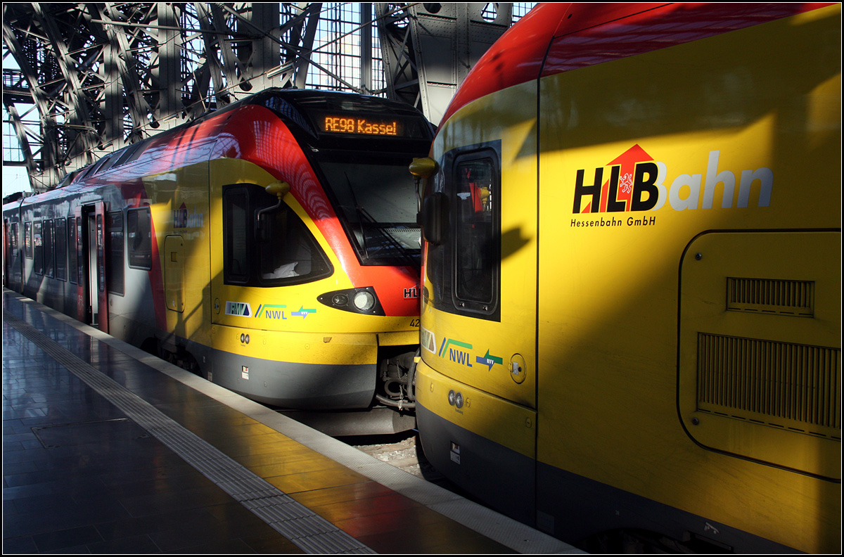 . Lichtspiele -

im Frankfurter Hauptbahnhof mit Flirt-Triebzüge der HLB.

13.08.2016 (M)