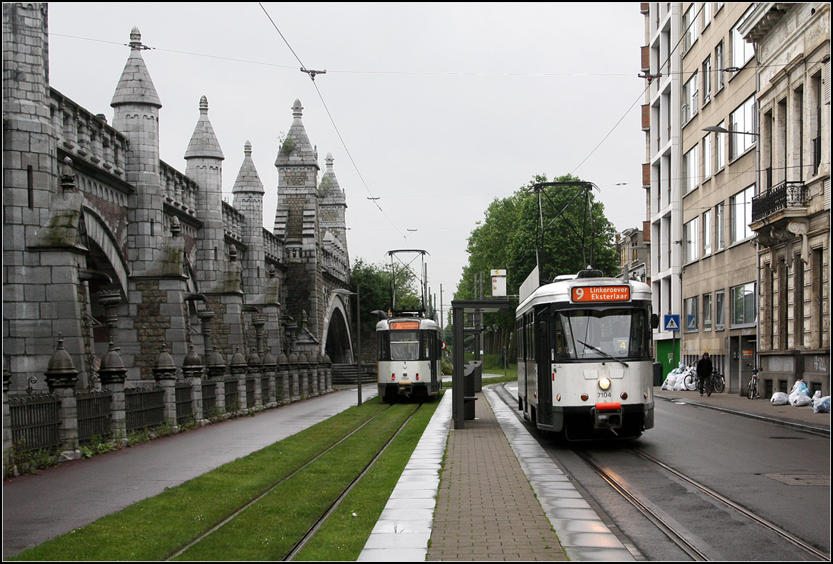 . Linksverkehr -

Der vermutlich einzige Mittelbahnsteig im Straßenbahnnetz von Antwerpen. Da hier die Bahnen südlich der beiden eingleisigen Rampen in der Mercatorstraat auf der falschen Seite fahren konnte an der Haltestelle Zurenborg der Linie 9 ein schmaler Mittelbahnsteig angelegt werden. Direkt nach der Haltestellen gibt es dann eine Eigenkreuzung der Strecke.

20.06.2016 (M)