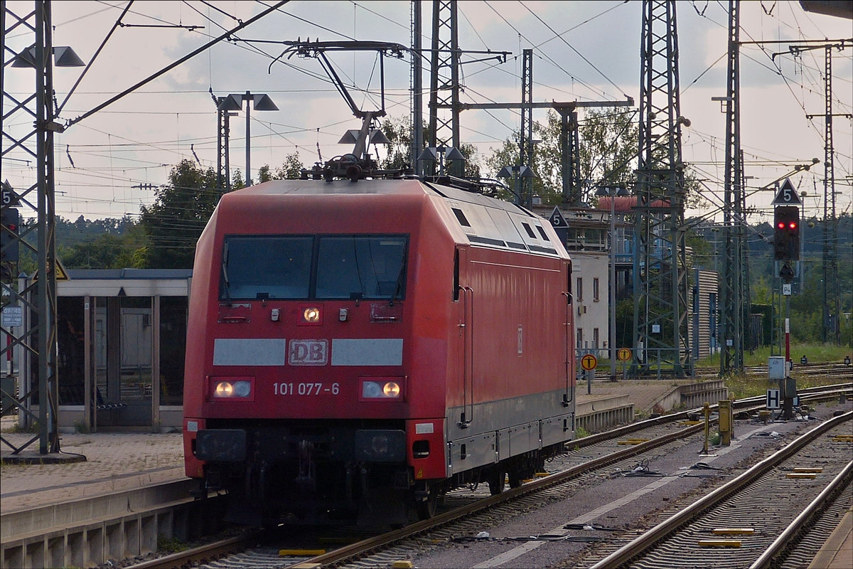 . Lok 101 077-6 wartet im Bahnhof von Singen auf den IC aus Zrich, um diesen nach dem Kuppeln in Richtung Stuttgart zu ziehen.  03.09.2017 (Hans)