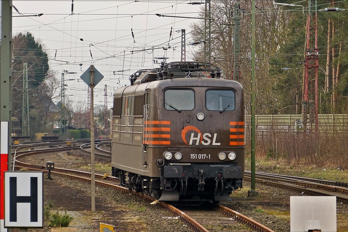 . Lok 115 017-1 von HSL, steht  am 11.04.2018 nahe dem Bahnsteig in Bremerhaven abgestellt. (Hans) 