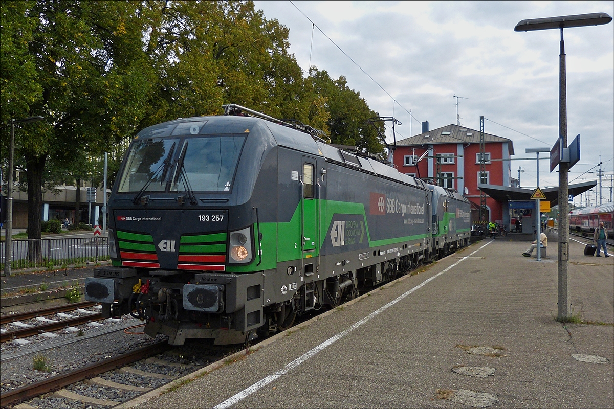 . Lok 193 257 von SBB Cargo International steht am 08.09.2017 mit ihrer Schwesterlok im Bahnhofsbereich von Singen. (Hans)