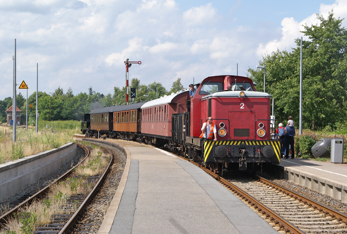  Lok 2 der Angelner Dampfeisenbahn (Verein: Freunde des Schienenverkehrs Flensburg e.V )fährt mit einem Zug in den Bahnhof Süderbrarup ein. Die bereits umgelaufene Dampflok F 654 (Frichs 1949/358) wird den Zug Richtung Kappeln ziehen.