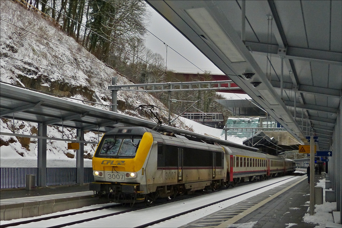 . Lok 3007 kommt mit ihrem Zug, dem IC 115 Luxembourg - Liers, aus Luxemburg an der neuen verschneiten Haltestelle Pfaffenthal-Kirchberg an. Nach kurzem Halt setzt er die Fahrt in Richtung Lttich fort. 10.12.2017  (Hans)
