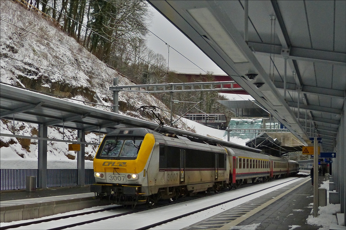 . Lok 3007 kommt mit ihrem Zug, dem IC 115 Luxembourg - Liers, aus Luxemburg an der neuen verschneiten Haltestelle Pfaffenthal-Kirchberg an. Nach kurzem Halt setzt er die Fahrt in Richtung L�ttich fort. 10.12.2017  (Hans)