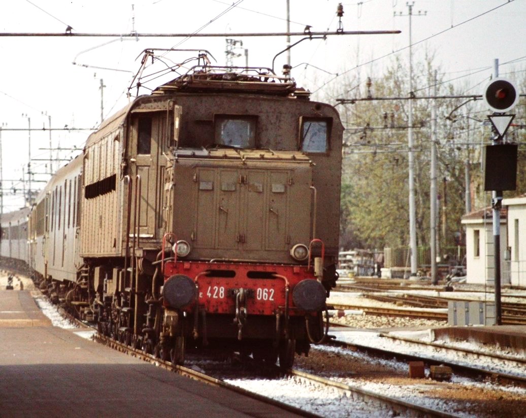  lug 1984, e 428.062 arrives at Rimini station