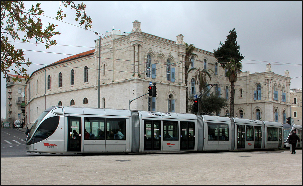 . Mal eine Seitenansicht -

Citadis-Tram am Tzahal Square an der Jerusalemer Altstadt. Der langen Überstand unter dem Führerhaus und der ersten Tür bis zum Fahrwerk ist gut erkennbar. Nach dem ersten Gelenk kommt dann eine Sänfte und anschließend wieder ein kurzes Gelenkwägelchen. Ein typischer Aufbau für 100% Niederflurstaßenbahnen. Die Fahrwerk sind drehfest mit den jeweiligen Wagenkästen verbunden, daher auch die vielen Gelenke.

18.03.2014 (M)
