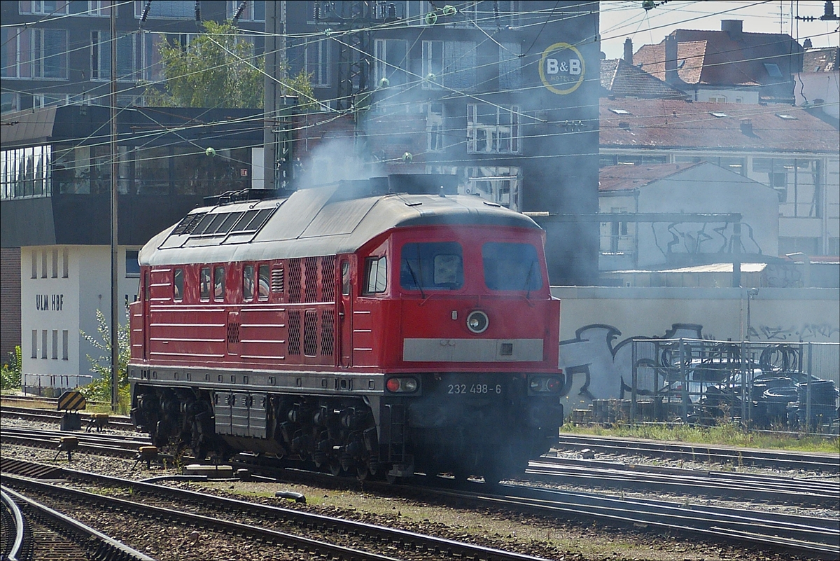 . Mit einer mächtigen Rauchfahne verlässt Ludmila 232 498-6 den Bahnhof von Ulm.
  05.09.2017  (Hans)
