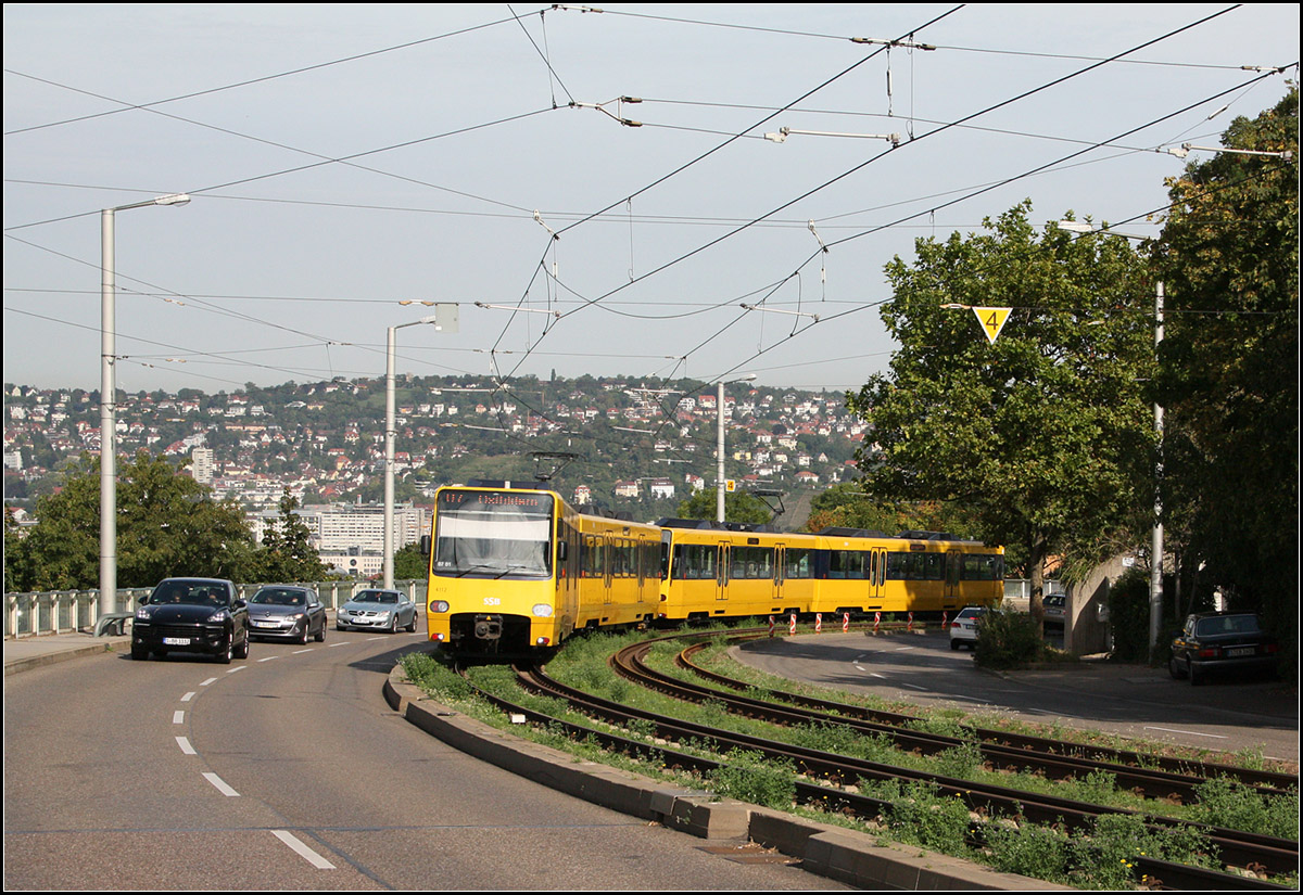 . Mit der U7 über die Gänsheide -

Ebenfalls in der Pischekstraße, aber etwas weiter unten. Hier ist die sichtbare Seite des Zuges noch im Sonnenlicht, sofern nicht Bäume ihren Schatten auf die Bahn werfen.

Stuttgart, 03.09.2016 (M)