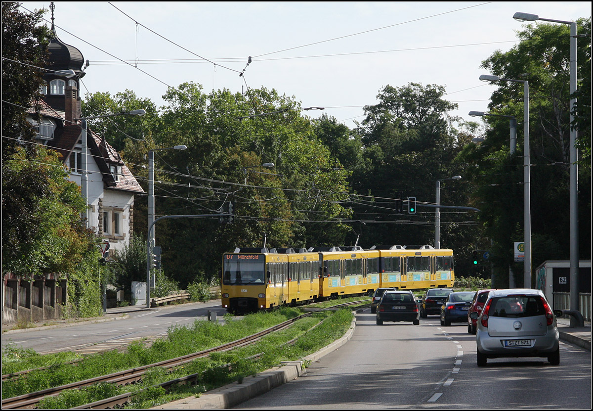 . Mit der U7 über die Gänsheide -

Auf Talfahrt hat hier der Stadtbahnzug die Haltestelle Geroksruhe passiert und erreicht jetzt die Stuttgarter Panoramastrecke.

03.09.2016 (M)