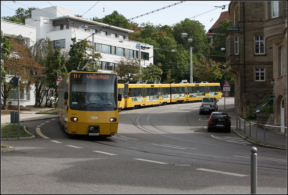 . Mit der U7 über die Uhlandshöhe -

Die einst als nicht geeignet für die Stadtbahn angesehene Straßenbahnstrecke in der Gerokstraße wird heute gelegentlich sogar von fast 80 Meter langen Stadtbahnzügen befahren. 

03.09.2016 (M)