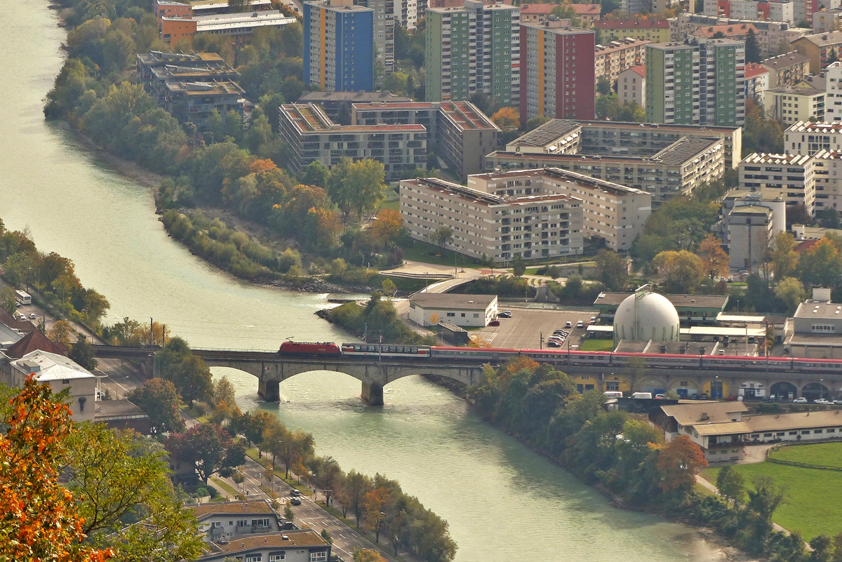 . Modellbahncharakter - An der Bergstation der Hungerburgbahn hat man eine tolle Aussicht auf die Stadt Innsbruck. Ein unerkannt gebliebener BB Taurus mit den EC 163 „Transalpin“ Zrich HB - Graz Hbf am Hacken hat am 06.10.2015 den Hauptbahnhof von Innsbruck verlassen und konnte beim berqueren des Inn abgelichtet werden. (Jeanny)