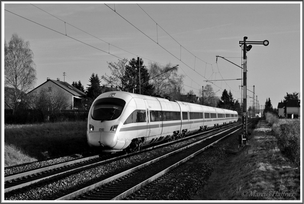  Moderne und alte Technik 
Ein ICE-T fährt an einem Formsignal bei Buttenheim an der KBS 820 von Nürnberg kommend in Richtung Bamberg vorbei.
Aufnahmedatum war der 2. Dezember 2013