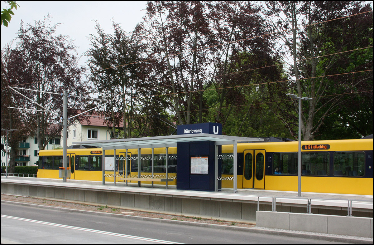 . Modernes Haltestellen-Design - 

Die Architektur der Stationen entspricht denen der 2013 eröffneten Strecke der U12 zum Hallschlag. Hier die neue Endhaltestelle Dürrlewang.

14.05.2016 (M)