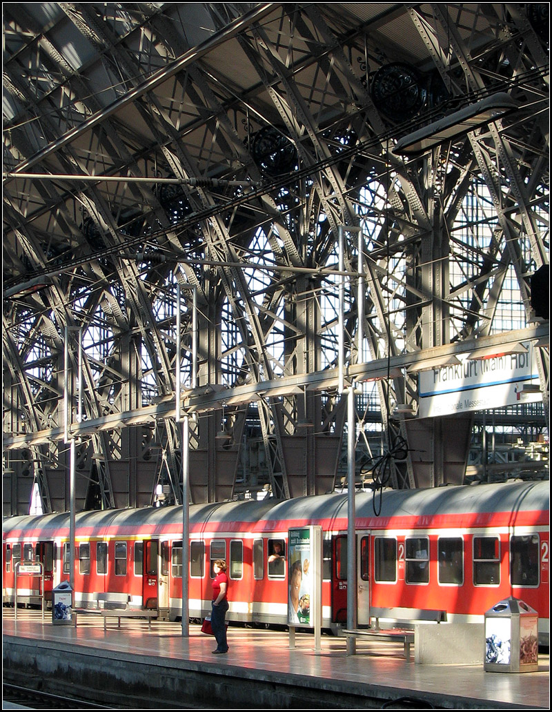 . N-Wagen gestreift - 

Regionalverkehr im Hauptbahnhof Frankfurt.

01.09.2005 (M)