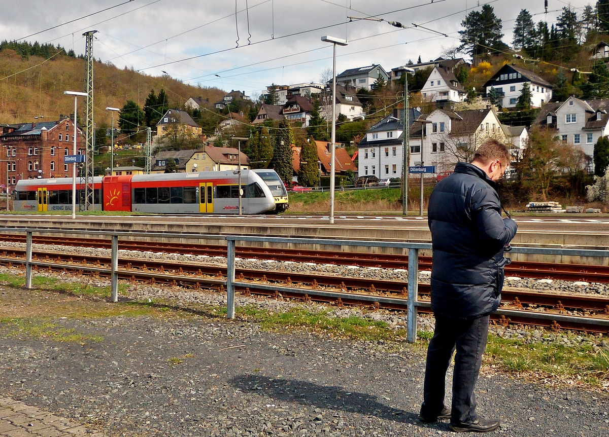 . Na Armin, hast Du den Zug erwischt? - Whrend der BB Fotograf sein Werk am Display begutachtet, verlsst der Stadler GTW 2/6 der Hellertalbahn am 23.04.2014 den Bahnhof von Dillenburg.

Der Zug fhrt als RB 96 (Hellertalbahn) die Verbindung Dillenburg-Haiger-Burbach-Neunkirchen-Herdorf-Betzdorf/Sieg ber die gleichnamentliche Strecke Hellertalbahn (KBS 462). (Jeanny)
