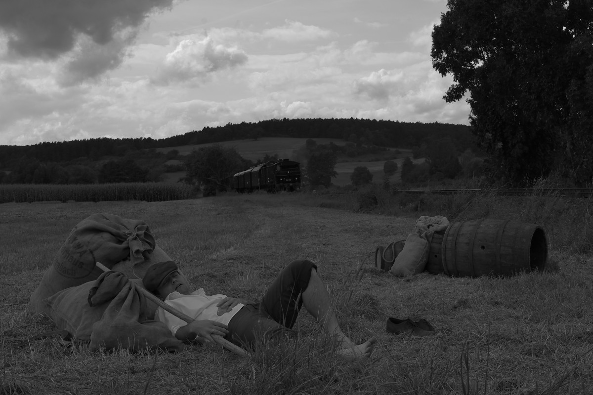 -NACH DER FELDARBEIT- Es wre eigentlich noch gengend Arbeit, die der Gutsherr dem Knecht Seppl aufgetragen hat. Doch dieser zieht es vor, den restlichen Tag zu verschlafen. Dumm nur, dass der Lokfhrer des nahenden Nachmittags-Zuges den Gutsherrn persnlich kennt. -Ein Bild aus meiner Zeitsprung-Fotografie-
www.fo-toni.de Datum: 17.8.14