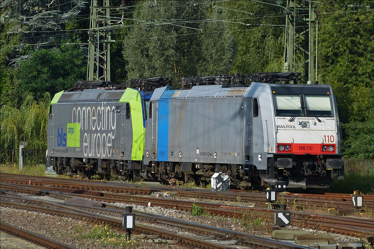 . Nach einem Ausflug in Singen angekommen sehe ich unten im Bahnhofsvorfeld Railpool Lok 110 (186 110) mit der BLS Lok  485 013 – 7, welche ich sofort vom Bahnsteigsende auf den Chip festgehalten habe.  04.09.2017 (Hans)
