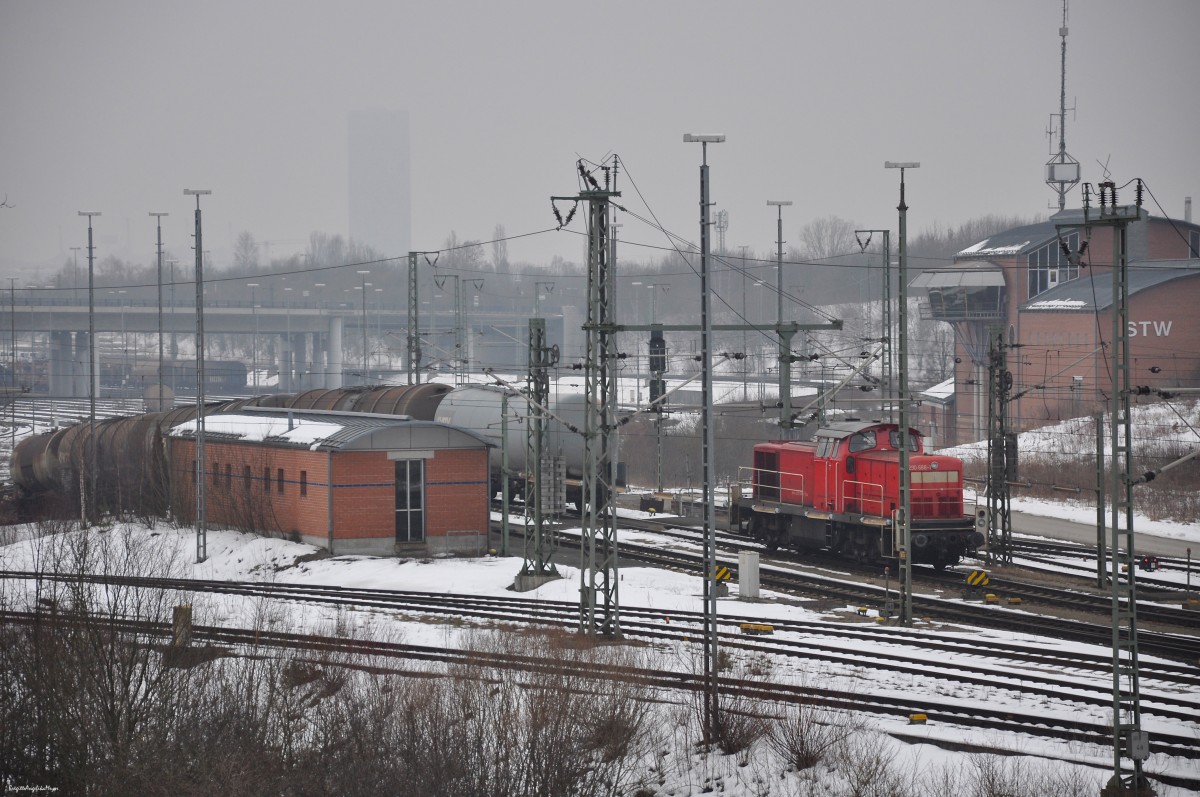  Nachdem am Rangierbahnhof München Nord die Berglok BR 290 am 15.02.2015 die letzte Wagengruppe sich selbst überlassen hat, fährt sie flott zurück zu einer neuen Aufgabe. Ausblick von der öffentlichen Brücke aus. (3)