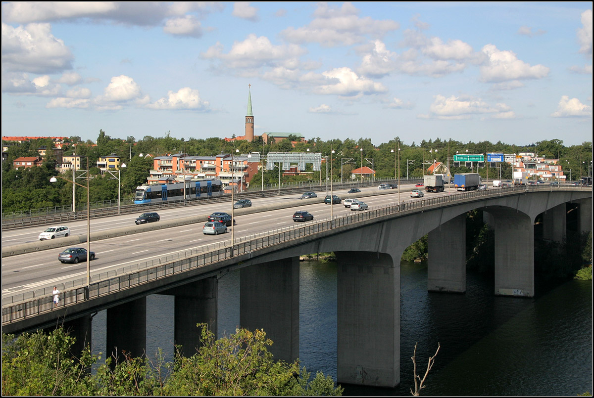 . Neben der Autobahn über das Wasser -

Tvärbanan, Gröndalsbron. Neben der bestehenden Brücke der Autobahn wurde auf der Westseite eine weitere Brücke für die Tvärbanan gebaut. Sie verbindet Stora Essingen mit Gröndal. Auch diese Brücke musste aufgrund von Schäden verstärkt werden. 

Stockholm, 20.08.2007 (M)