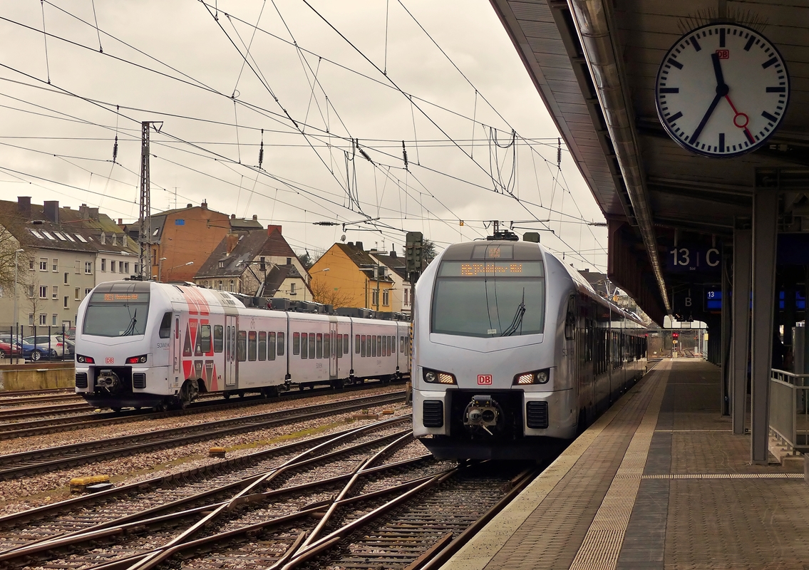 . Neue Gesichter in Trier - Gleich im Doppelpack prsentierten sich die fnfteiligen Stadler FLIRT 3 der DB Regio fr das RE-Netz Sdwest, kurz SWEX, am 27.02.2015 im Hauptbahnhof von Trier. (Jeanny)

Whrend der Zug links abgestellt ist, fhrt der Zug rechts im Bild als RE 1 nach Koblenz.  Als Teil des neuen landesweiten RE-Netzes bietet der neu konzipierte und verlngerte Regionalexpress RE 1 entlang der Mosel mit modernen Fahrzeugen erstmals eine stndliche Direktverbindung ohne Umsteigen auf der Strecke Koblenz – Trier – Saarbrcken – Kaiserslautern und mindestens 2-stndlich sogar weiter bis Mannheim. Zwischen Koblenz und Trier fhrt der RE 1 zusammen mit den Doppelstocktriebwagen CFL KISS des neuen Regionalexpress RE 11, der von der luxemburgischen Eisenbahngesellschaft CFL betrieben wird. Diese werden in Trier abgekoppelt und bieten so eine neue stndliche Direktverbindung zwischen Koblenz und Luxemburg.
