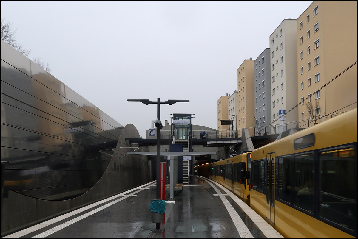 . Neue Station in Bad Cannstatt -

Auf dem zweiten neuen Teilstück der U12 wird an der neuen im Trog liegenden Haltestelle Bottroper Straße angehalten. Nach der Station verschwinden die Bahnen in einem Tunnel, der vollends hinunter führt ins Neckartal.

11.12.2017 (M)