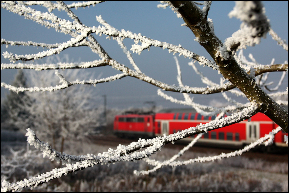 . Noch mal so eines -

Bei warten auf die S-Bahn aus der anderen Richtung kam dieser Regionalexpress in Fahrtrichtung Stuttgart.

01.01.2017 (M)