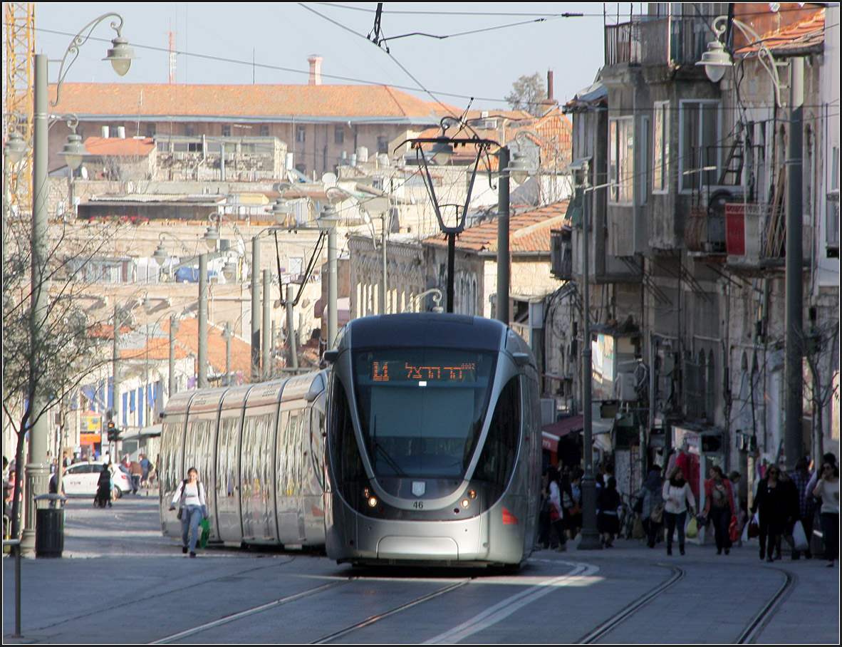 . Nur wenig Sonne auf der Front -

aber das macht für mich hier den Reiz aus. Citadis-Tram zwischen den Haltestellen 'Jaffa Center' und 'Ha-Davidka' in der Jaffa Road.

26.03.2014 (M) 