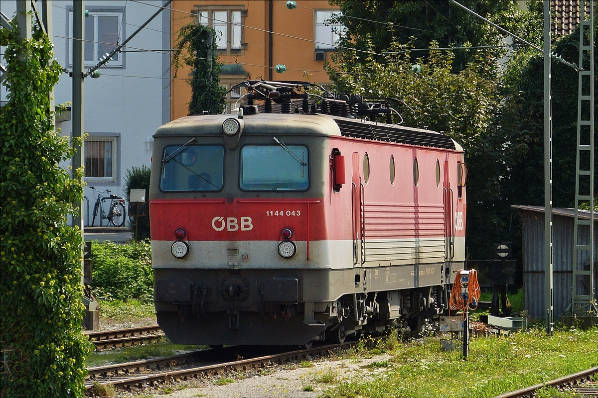 . ÖBB Lok 1144 043 steht in der Abstellung in Lindau.   08.09.2017.  (Hans)