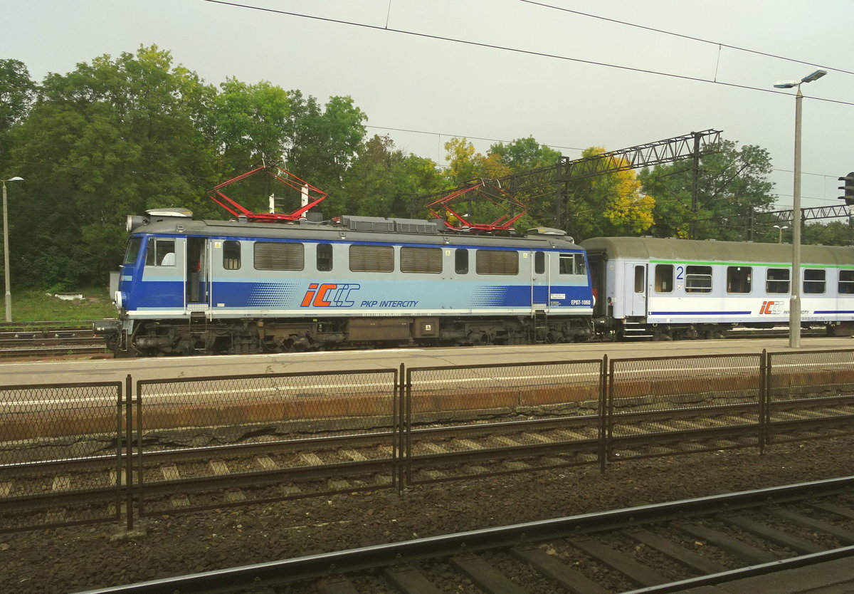  Olsztyn (Allenstein)-11.9.2016: EP07-1060 von PKP-Intercity  stellt eine IC- Garnitur bereit.