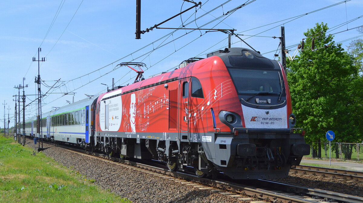  PKP Intercity spółka z o.o., Warszawa [PL] mit  EU 160-013  mit Werbefolie  Józef Wybicki  (Poln. Schriftsteller)[NVR-Nummer: 91 51 5170 100-9 PL-PKPIC] und IC aus Warschau am 10.05.22 Einfahrt Bf. Kostrzyn (Polen).  