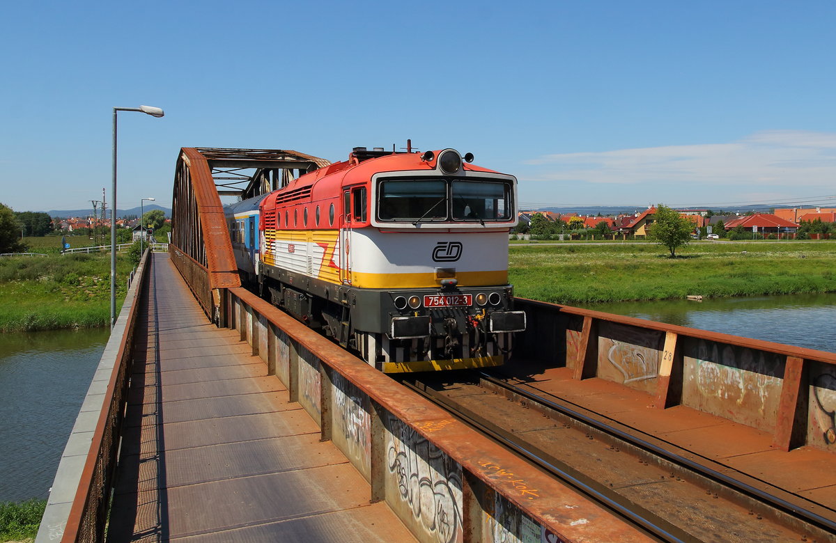  R 887 von Prag nach Luhačovice mit 754 012 auf der Brücke über die Morava in Uherské Hradiště. Eingefangen am 28.07.2020


