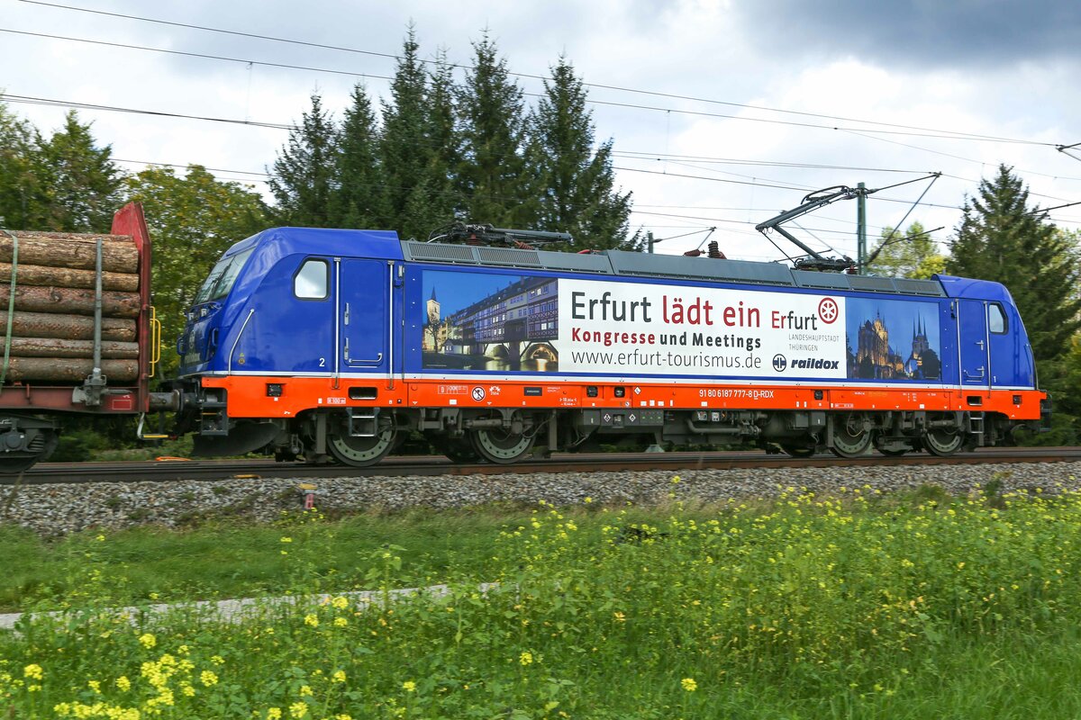  Raildox GmbH & Co. KG, Erfurt [D] mit  187 777-8  [NVR-Nummer: 91 80 6187 777-8 D-RDX] und eine Ladung Holz auf dem Weg Richtung Rosenheim bei Eglharting am 03.10.2022.