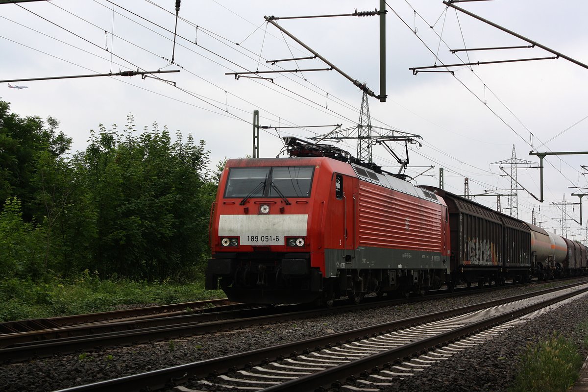 # Ratingen-Lintorf 11
Die 189 051-6 der DB Cargo/Schenker/Railion mit einem Güterzug aus Süden kommend durch Ratingen-Lintorf in Richtung Duisburg.

Ratingen-Lintorf
02.06.2018