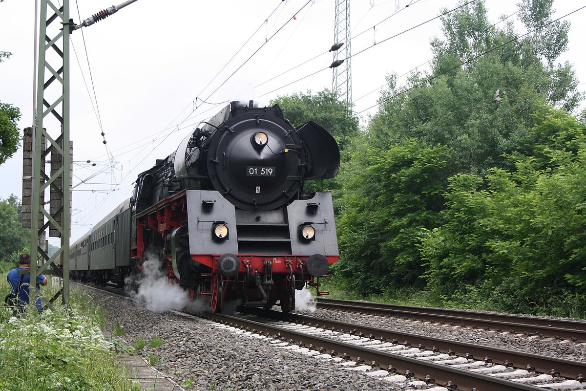 # Ratingen-Lintorf 6
Die Wunderschöne 01 519 mit einem Sonderzug aus Emden HBF nach Köln HBF durch Ratingen-Lintorf in Richtung Köln. Der Fotograf vor mir ist Andreas Strobel.

Ratingen-Lintorf
02.06.2018