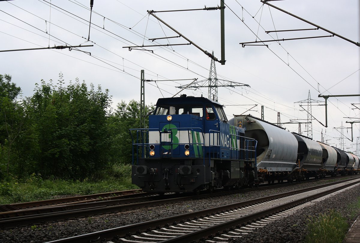 # Ratingen-Lintorf 9
Auf Rückfahrt befindet sich die Lok 3 der Niag die dieses mal aus Süden kommend durch Ratingen-Lintorf in Richtung Duisburg fährt.

Ratingen-Lintorf
02.06.2018