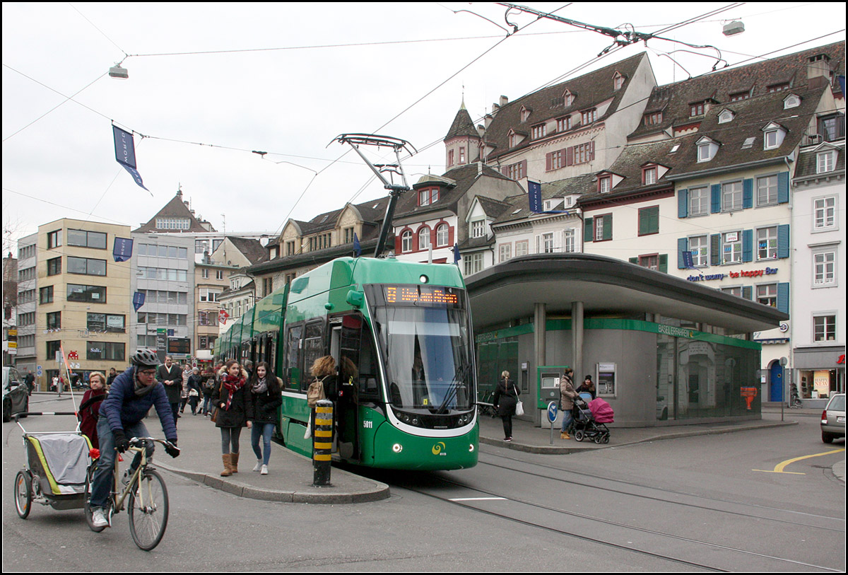 . Reges Leben an der Straßenbahnstation -

Station Barfüsserplatz mit einer Flexity 2-Tram.

14.03.2016 (M)
