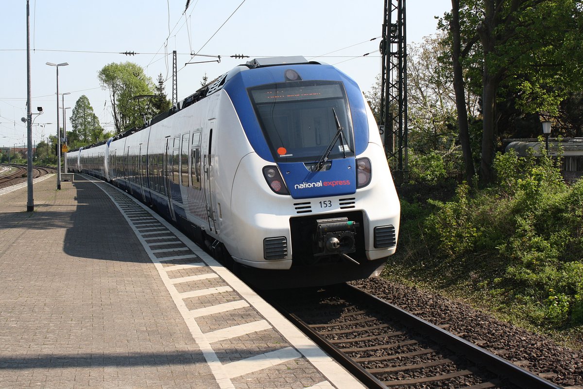 # Roisdorf 10
Am Schluss einer Überführung fuhr 442 153 der National Express aus Köln kommend durch Roisdorf bei Bornheim in Richtung Bonn/Bonn Mehlem.

Roisdorf
20.04.2018
