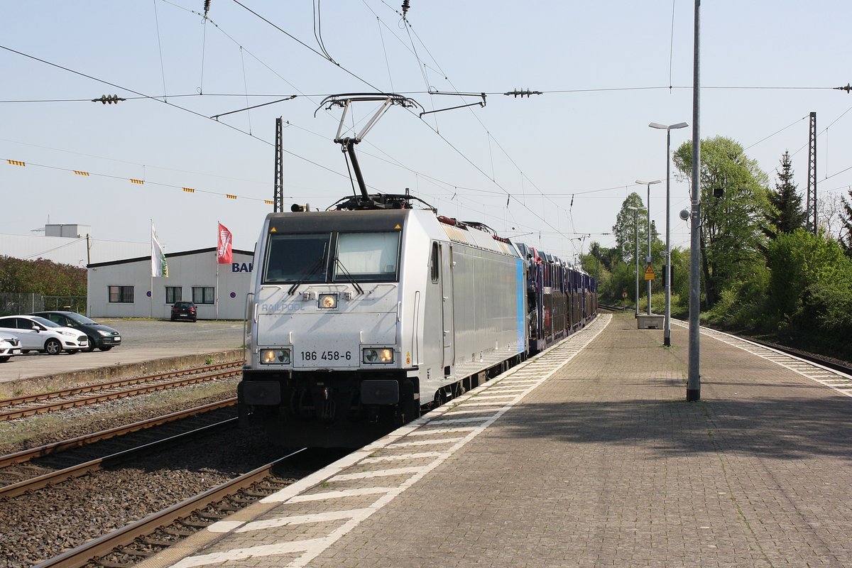 # Roisdorf 12
Die 186 458-6 von Railpool mit einem Güterzug aus Koblenz/Bonn kommend durch Roisdorf bei Bornheim in Richtung Köln.

Roisdorf
20.04.2018