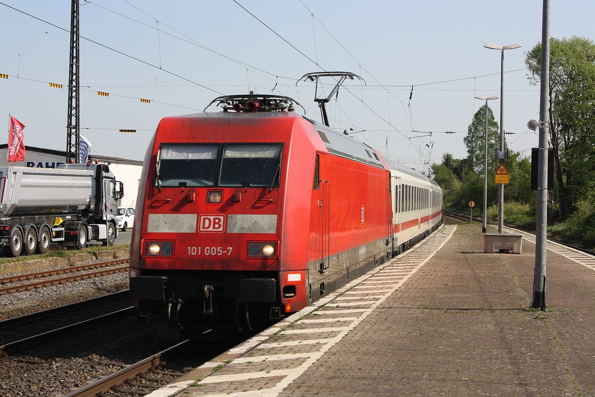 # Roisdorf 14
Die 101 005-7 der DB Fernverkehr mit einem IC aus Koblenz/Bonn kommend durch Roisdorf bei Bornheim in Richtung Köln.

Roisdorf
20.04.2018