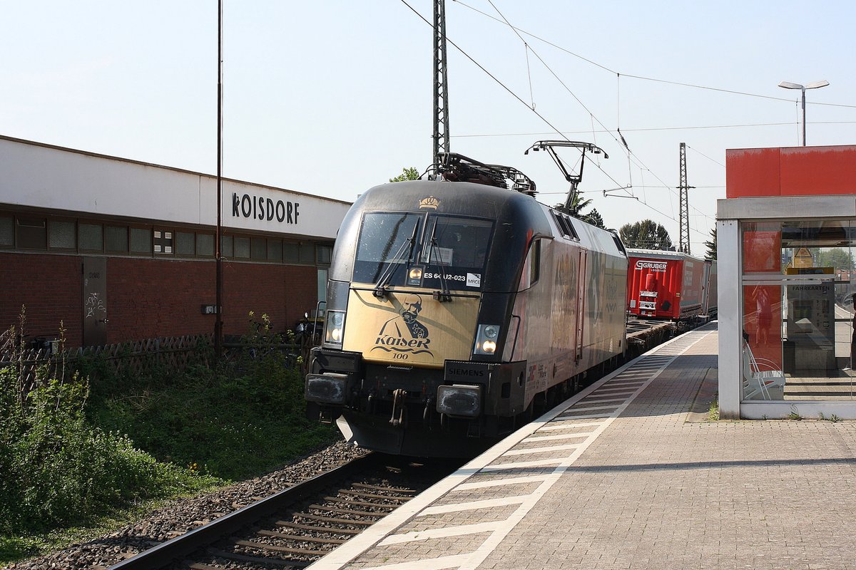 # Roisdorf 15
Der Kaiser kommt.
Die 182 023 (ES 64 U2-023) der MRCE mit einem Güterzug aus Köln kommend durch Roisdorf bei Bornheim in Richtung Bonn/Koblenz.

Roisdorf
20.04.2018