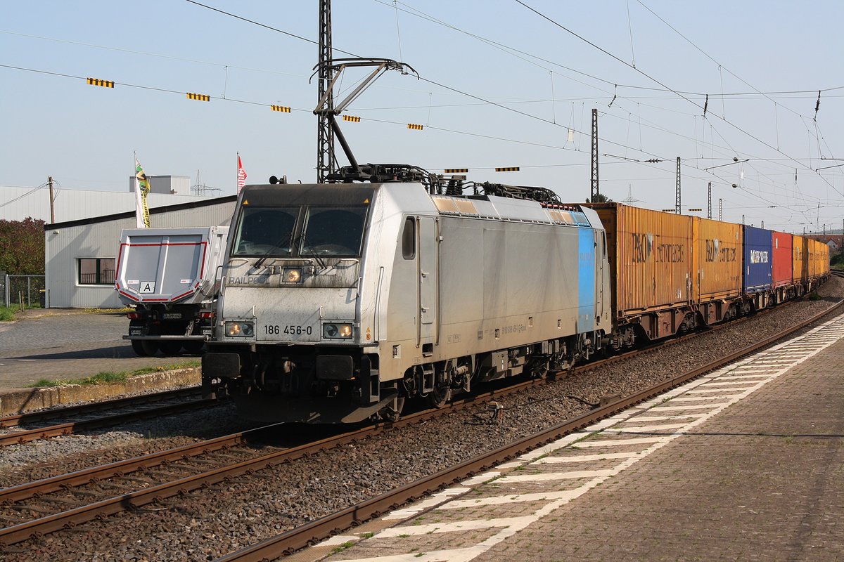# Roisdorf 18
Die 186 456-0 von Railpool mit einem Güterzug aus Koblenz/Bonn kommend in das Ausweichgleis in Roisdorf bei Bornheim in Richtung Köln.
Ein IC hat den Güterzug Überholt.

Roisdorf
20.04.2018