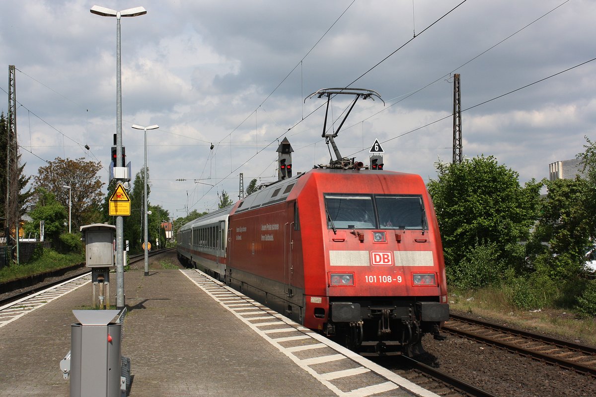 # Roisdorf 22
Die 101 108-9 der DB Fernverkehr mit einem IC aus Koblenz/Bonn kommend durch Roisdorf bei Bornheim in Richtung Köln.

Roisdorf
1.5.2018