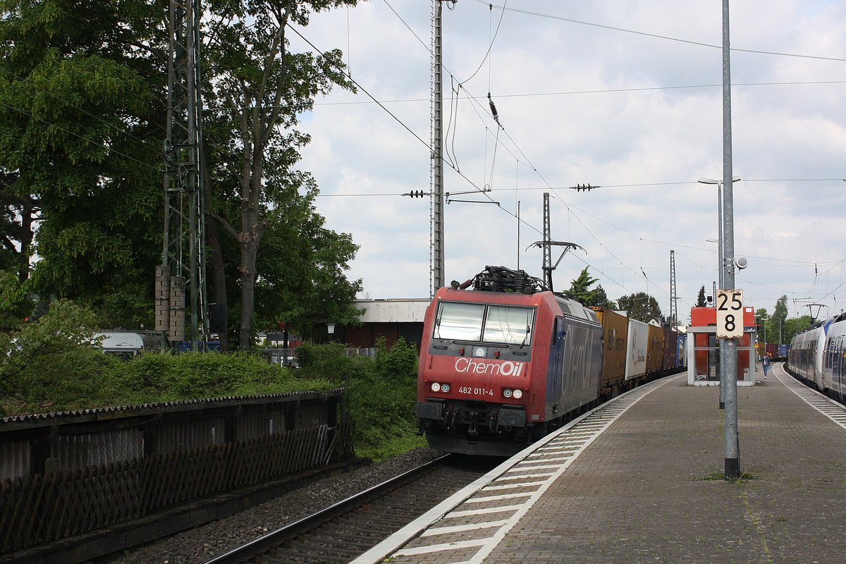 # Roisdorf 23
Die 482 011-4 der SBB Cargo mit einem Güterzug aus Köln kommend durch Roisdorf bei Bornheim in Richtung Bonn/Koblenz.

Roisdorf
1.5.2018