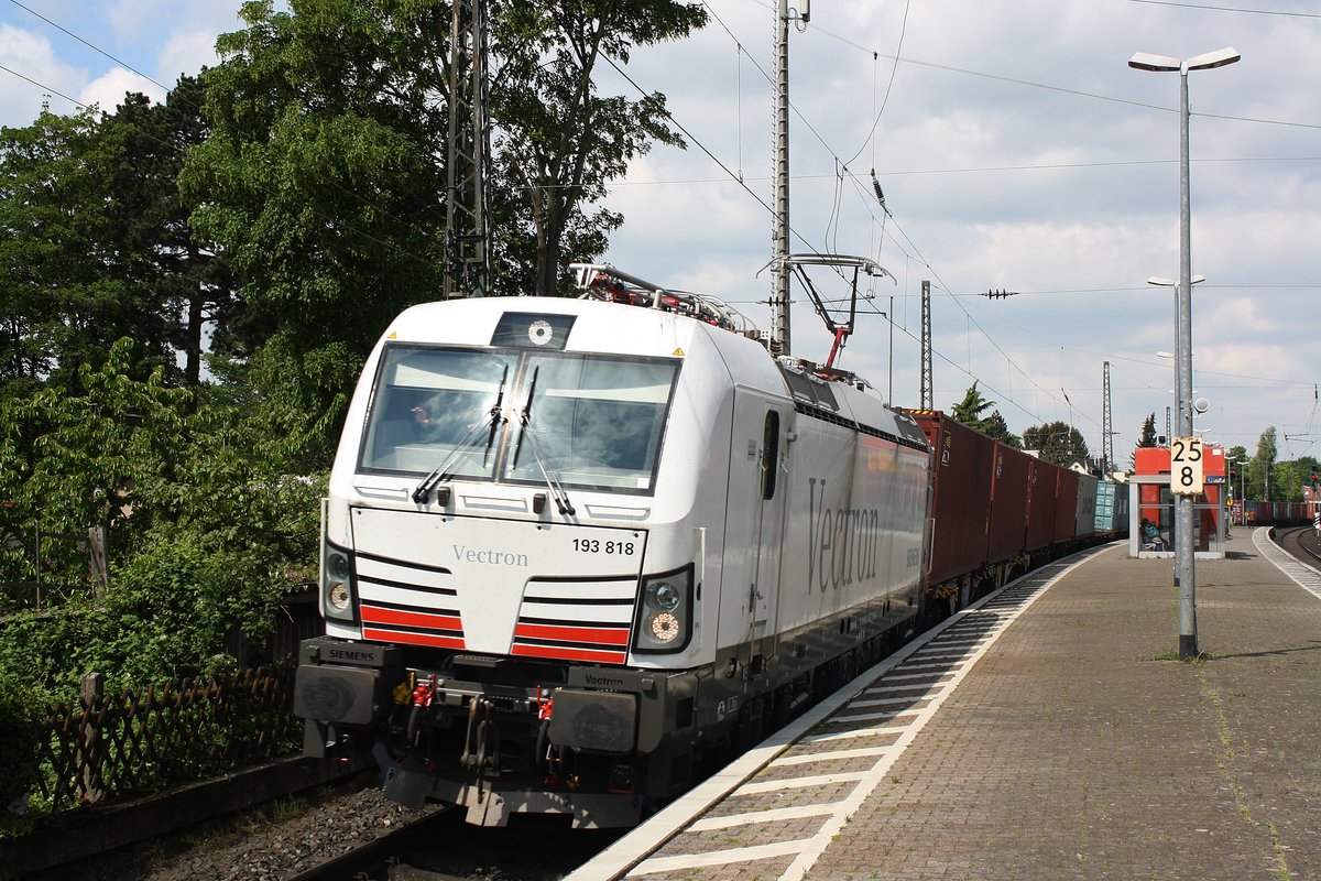 # Roisdorf 25
Die Siemens Vectron 193 818 mit einem Güterzug aus Köln kommend durch Roisdorf bei Bornheim in Richtung Bonn/Koblenz. Viele Grüße an den TF :).

Roisdorf
1.5.2018