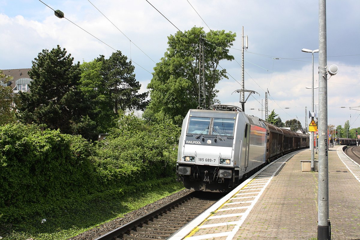 # Roisdorf 29
Die 185 689-7 von Railpool mit einem Güterzug aus Köln kommend durch Roisdorf bei Bornheim in Richtung Bonn/Koblenz.

Roisdorf
1.5.2018