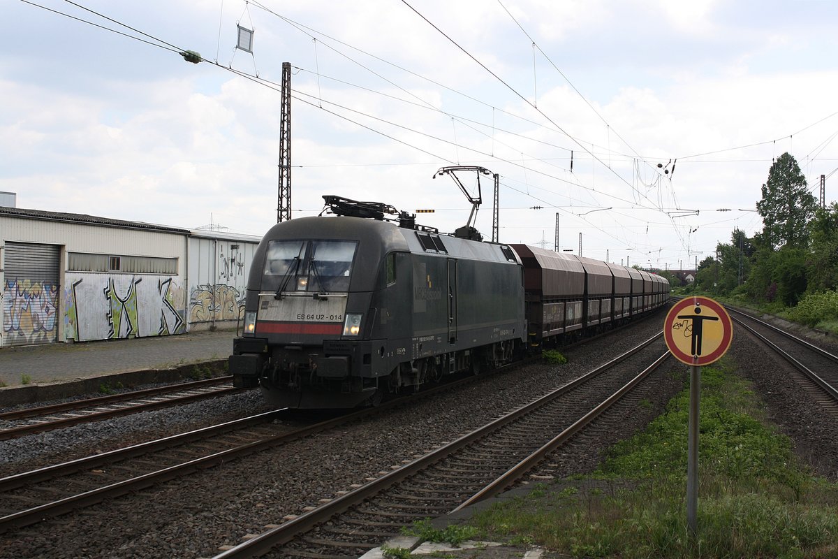 # Roisdorf 30
Die ES 64 U2 014 von MRCE mit einem Güterzug aus Koblenz/Bonn kommend in das Ausweichgleis in Roisdorf bei Bornheim in Richtung Köln.
Überholt hatte ein IC und ein Güterzug, beide von der DB.

Roisdorf
1.5.2018
