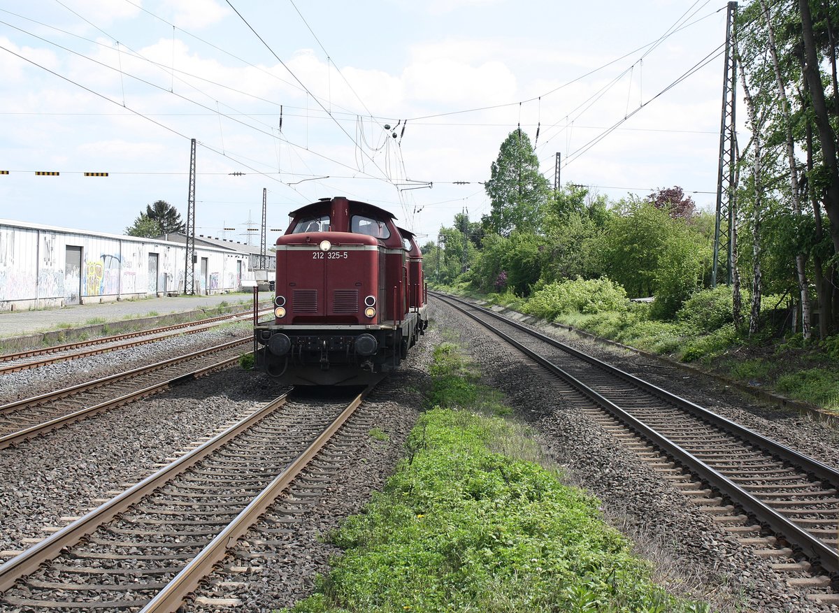 # Roisdorf 34
Die Wunderschöne 212 325-5 mit Schwesterlok aus Koblenz/Bonn kommend durch Roisdorf bei Bornheim in Richtung Köln.

Roisdorf
01.05.2018