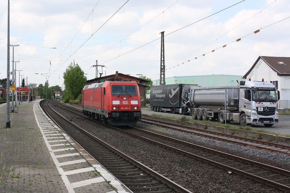 # Roisdorf 36 
Die 185 303-5 der DB Cargo/Railion/Schenker solo aus Köln kommend in das Ausweichgleis in Roisdorf bei Bornheim, um nach einer kleinen Pinkelpause des TF weiter Richtung Bonn/Koblenz zu fahren.

Roisdorf
01.05.2018