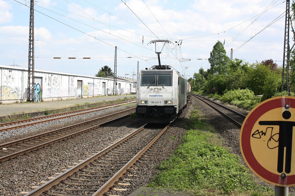 # Roisdorf 37
Die 186 431-3 der Railpool bzw an Transpetrol gemietet mit einem Güterzug aus Koblenz/Bonn kommend durch Roisdorf bei Bornheim in Richtung Köln.

Roisdorf
01.05.2018

PS: Wenn das Bild wegen dem Sperrschild abgelehn wird, Bitte in die Diskussion packen.